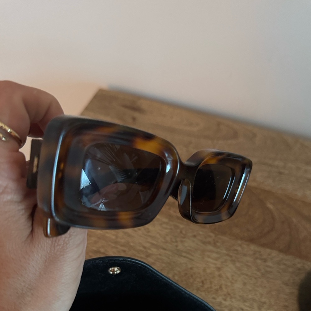 Tortoise print LOEWE sunglasses